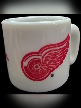 White Detroit Red Wings mini ceramic mug featuring the classic Logo